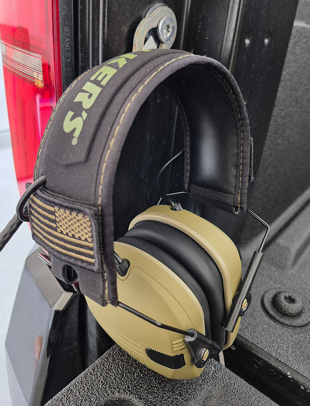 Walker’s Razor GS-015 electronic earmuffs – tan and black noise-cancelling hearing protection for tactical use and range ops