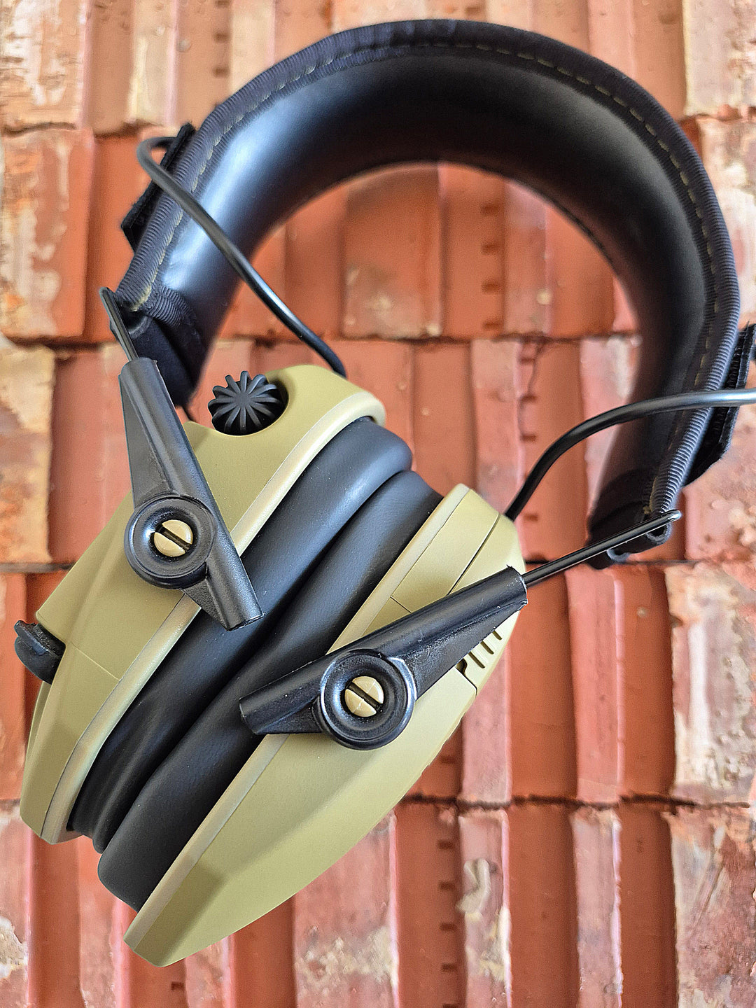 Walker’s Razor GS-015 electronic earmuffs – tan and black noise-cancelling hearing protection for tactical use and range ops